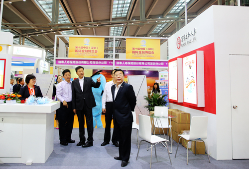 2、深圳保監(jiān)局副局長(zhǎng)江裕棠在公司展臺(tái)前駐足參觀